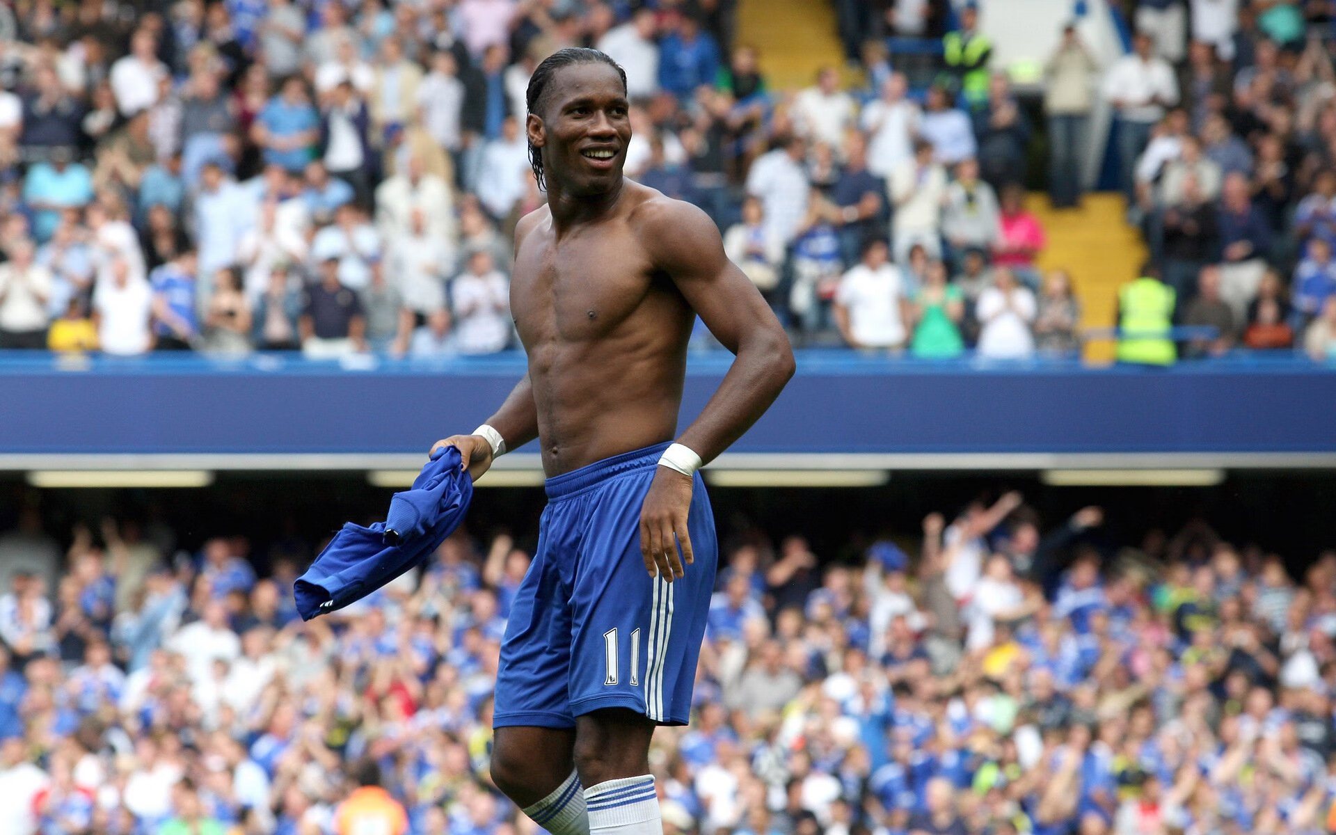 基：全黑队的“稳重后卫”，在防守上总能有效消除对方威胁